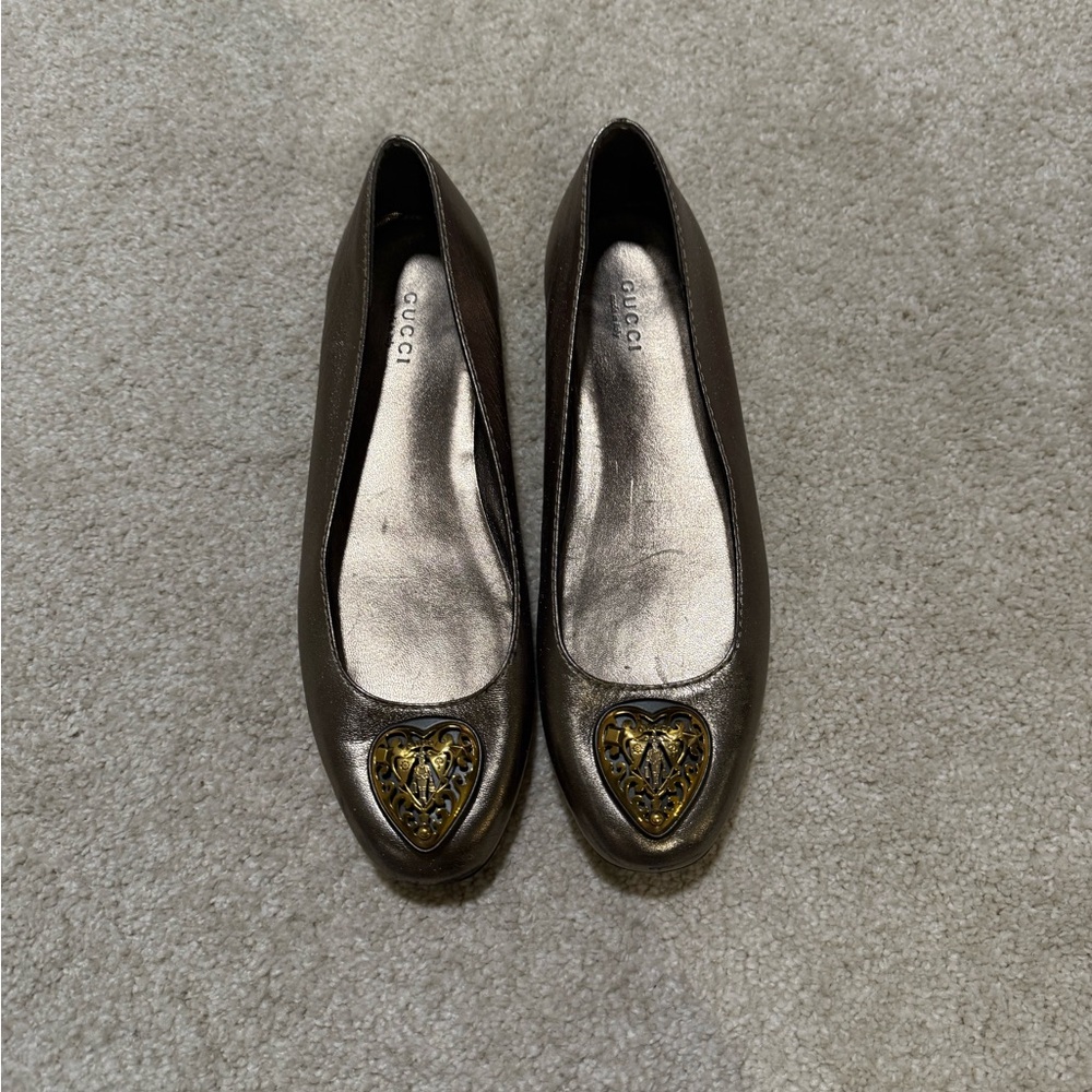 Gucci Women's Metallic Silver Flats with Gold Heart Detail